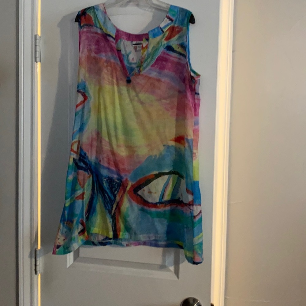 Top/multi color. Looks great with white capris